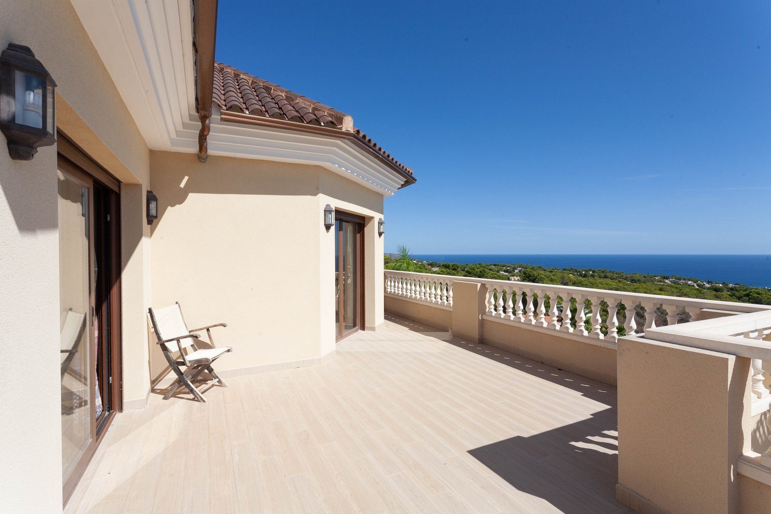 Terraza con barandilla blanca y vistas al mar Mediterráneo.