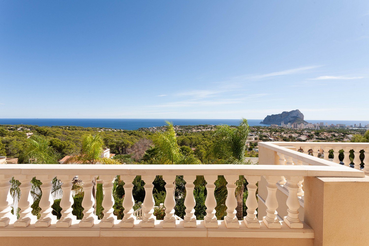 Vista desde la terraza con balaustrada de piedra hacia el mar y el Peñón de Ifach.