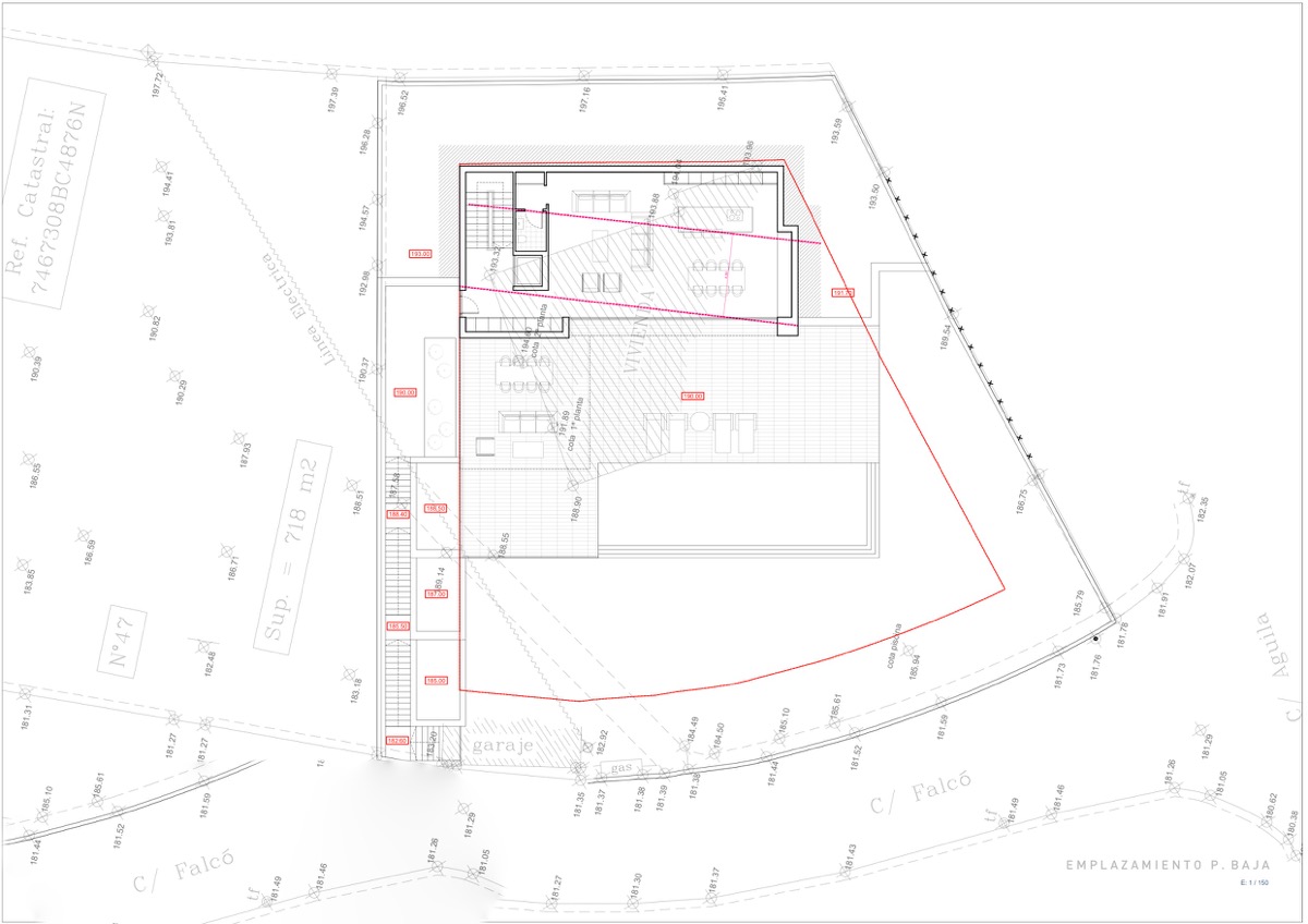 Plano de emplazamiento de la planta baja que detalla la distribución de la vivienda, la piscina y el acceso al garaje sobre la parcela de 964 m2 en Benissa.