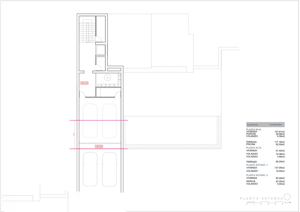 Plano técnico de la planta sótano -2 que muestra el amplio garaje para cuatro vehículos, el núcleo de escaleras y el acceso al ascensor de la villa.