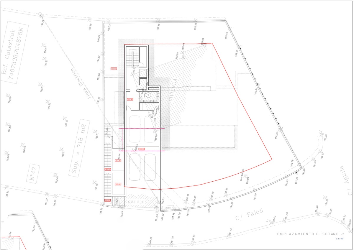 Plano técnico del sótano -2 que detalla la zona de garaje, núcleo de comunicaciones con ascensor y límites perimetrales de la parcela en Benissa.