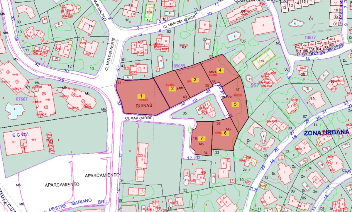 Plano catastral detallado que muestra la subdivisión de la parcela de 6.875 m² en siete sectores numerados en la zona residencial de Costera del Mar, Moraira.