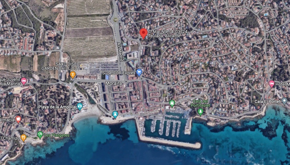 Vista aérea por satélite que muestra la ubicación exacta de la parcela en Moraira, destacando su proximidad al puerto deportivo y a la Playa de l'Ampolla.