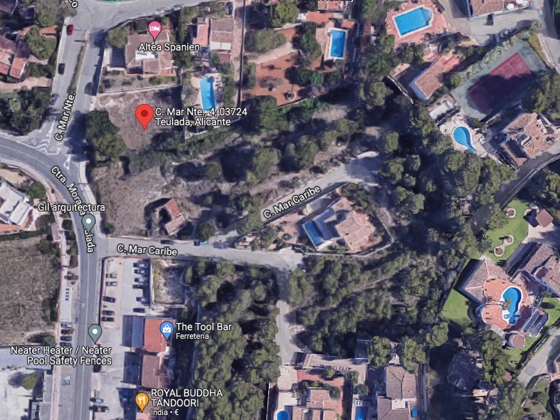 Vista aérea por satélite que muestra la ubicación exacta de la parcela en Moraira, rodeada de zonas residenciales consolidadas y con acceso directo desde la calle Mar Caribe.