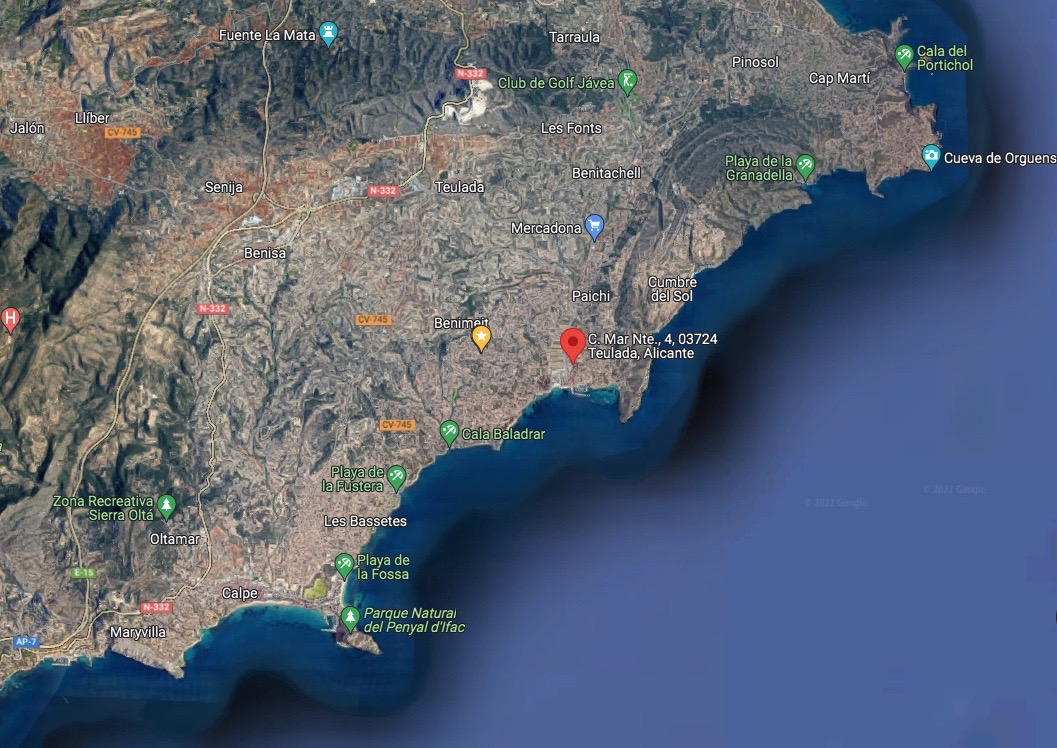 Vista satelital que sitúa la parcela en Moraira, destacando su posición estratégica cerca de la costa mediterránea y puntos de interés como el Peñón de Ifach.