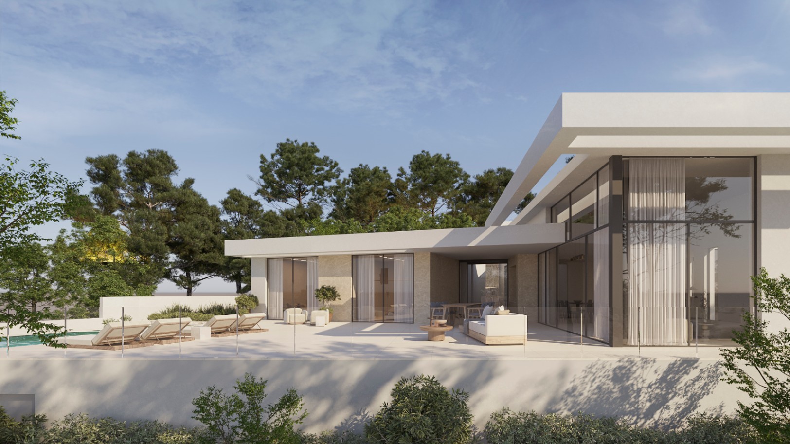 Fachada exterior de chalet moderno con amplios ventanales, terraza de gres porcelánico, mobiliario de descanso y barandillas de cristal rodeada de pinos.