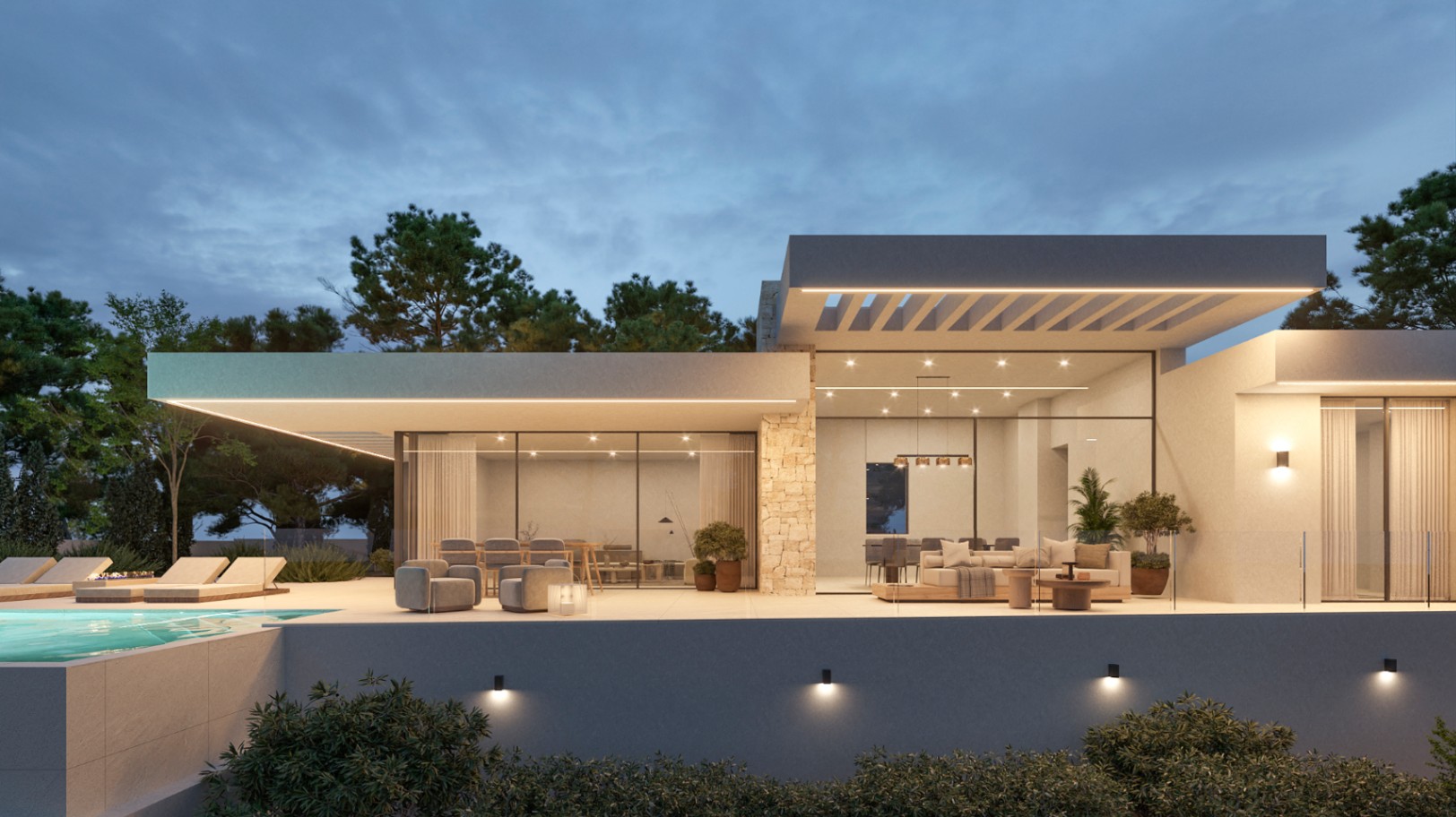 Fachada moderna al atardecer con amplios ventanales, muros de piedra natural y terraza iluminada junto a la piscina infinita rodeada de pinos.