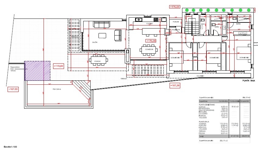 Plano detallado de la planta baja que muestra la distribución de salón-comedor, cocina abierta, tres dormitorios, piscina privada y amplias terrazas exteriores.