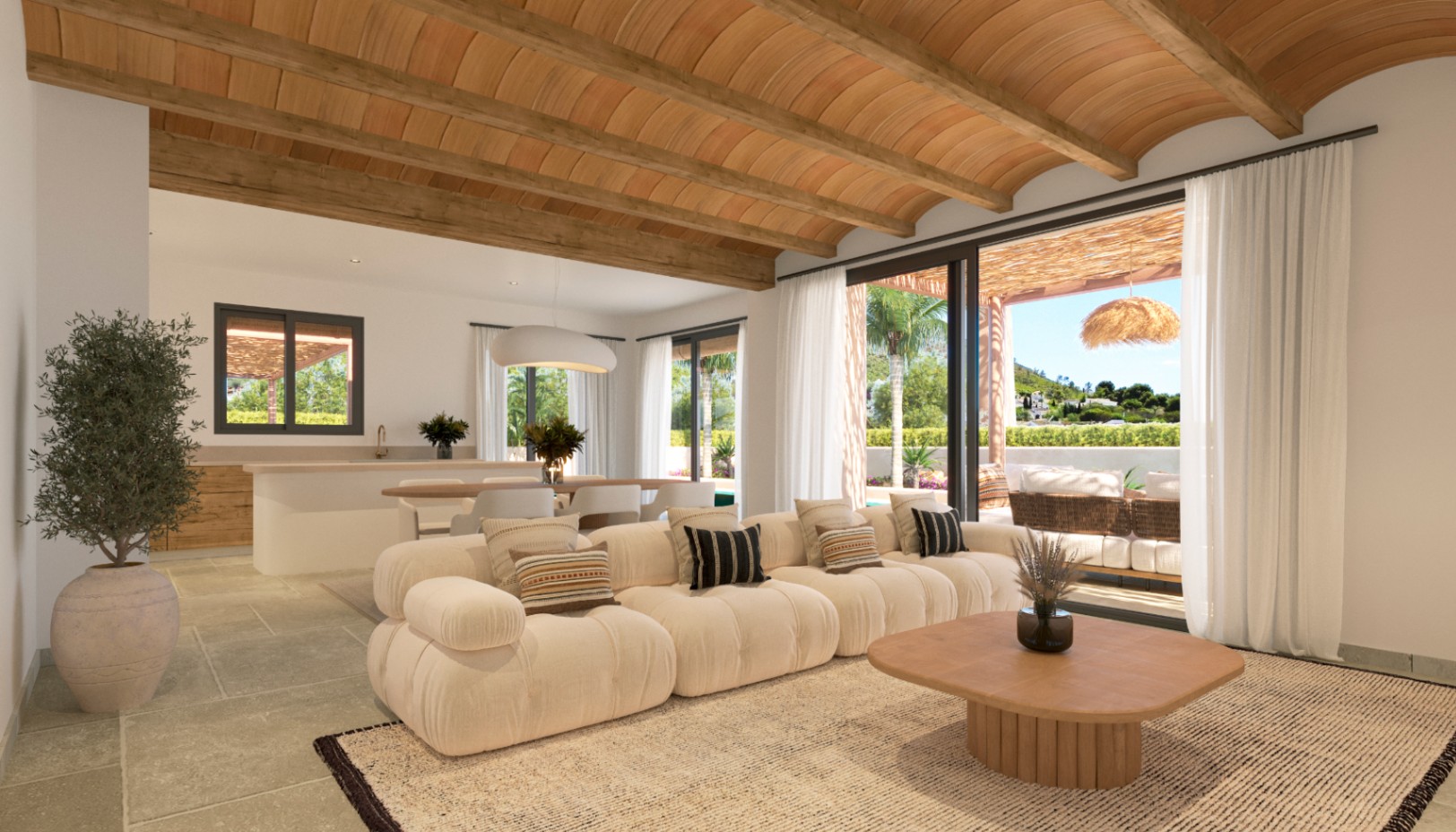 Salón diáfano con techos de vigas de madera curvas y suelos de piedra. Grandes ventanales conectan el interior con la terraza exterior y el jardín mediterráneo.
