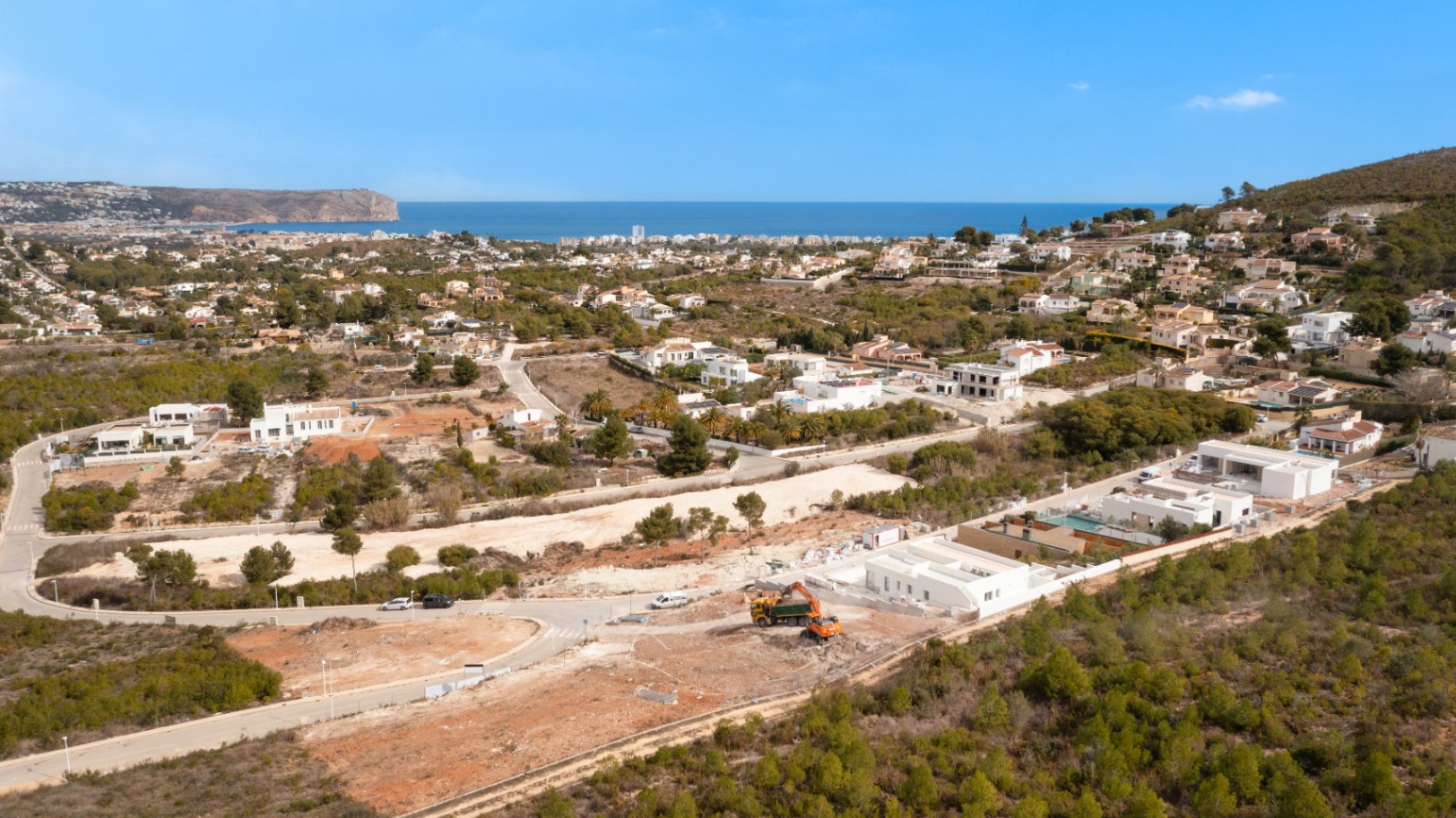 Vista aérea de la villa en construcción en Jávea, con piscina y entorno natural.