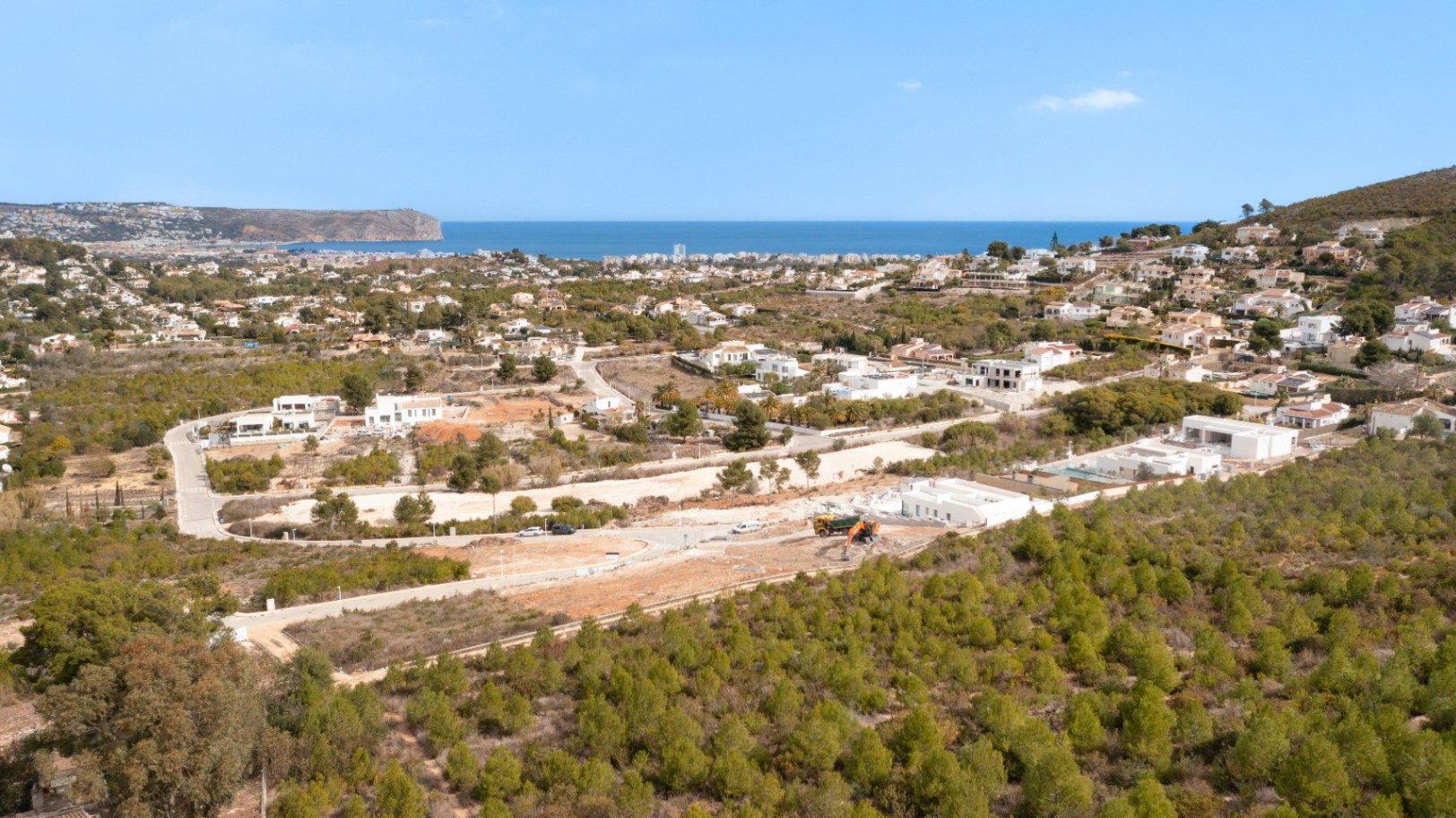 Vista aérea de la villa en construcción en Jávea, con vistas al mar y al paisaje mediterráneo.
