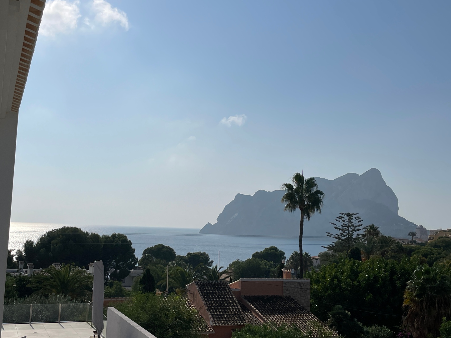 Vistas panorámicas al mar Mediterráneo y al Peñón de Ifach, rodeadas de vegetación autóctona y tejados tradicionales desde la zona de Bassetes, Calpe.