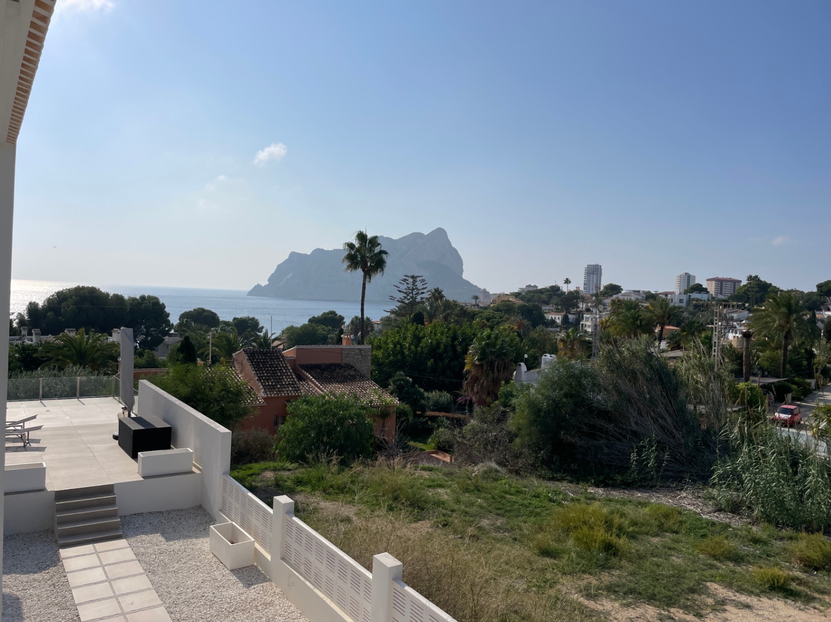 Vistas panorámicas al Peñón de Ifach y al mar Mediterráneo desde una terraza moderna con pavimentos claros y entorno natural en Bassetes, Calpe.