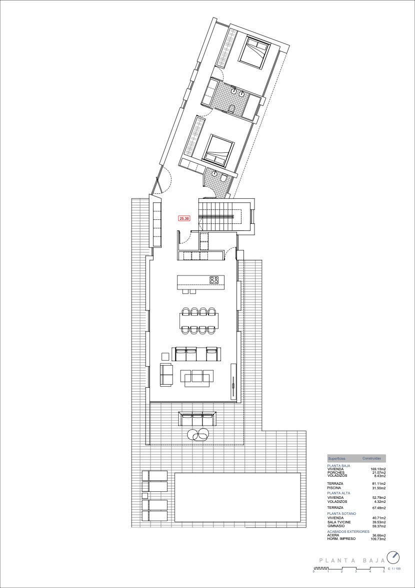 Plano técnico de la planta baja que detalla la distribución diáfana del salón-comedor, cocina con isla, dos dormitorios y la zona exterior con terraza y piscina.