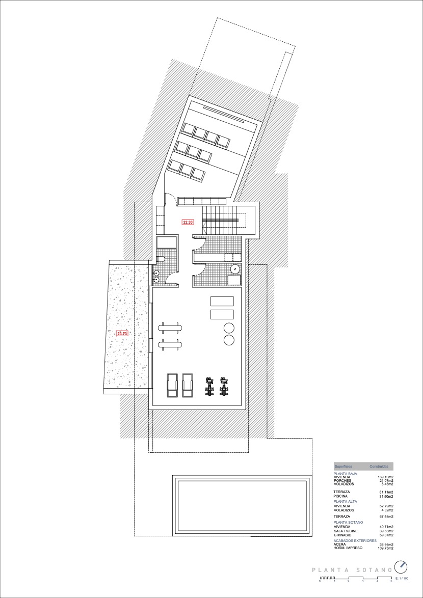 Plano técnico de la planta sótano que detalla una sala de cine con gradas, un área de gimnasio y estancias de servicio integradas en el proyecto.