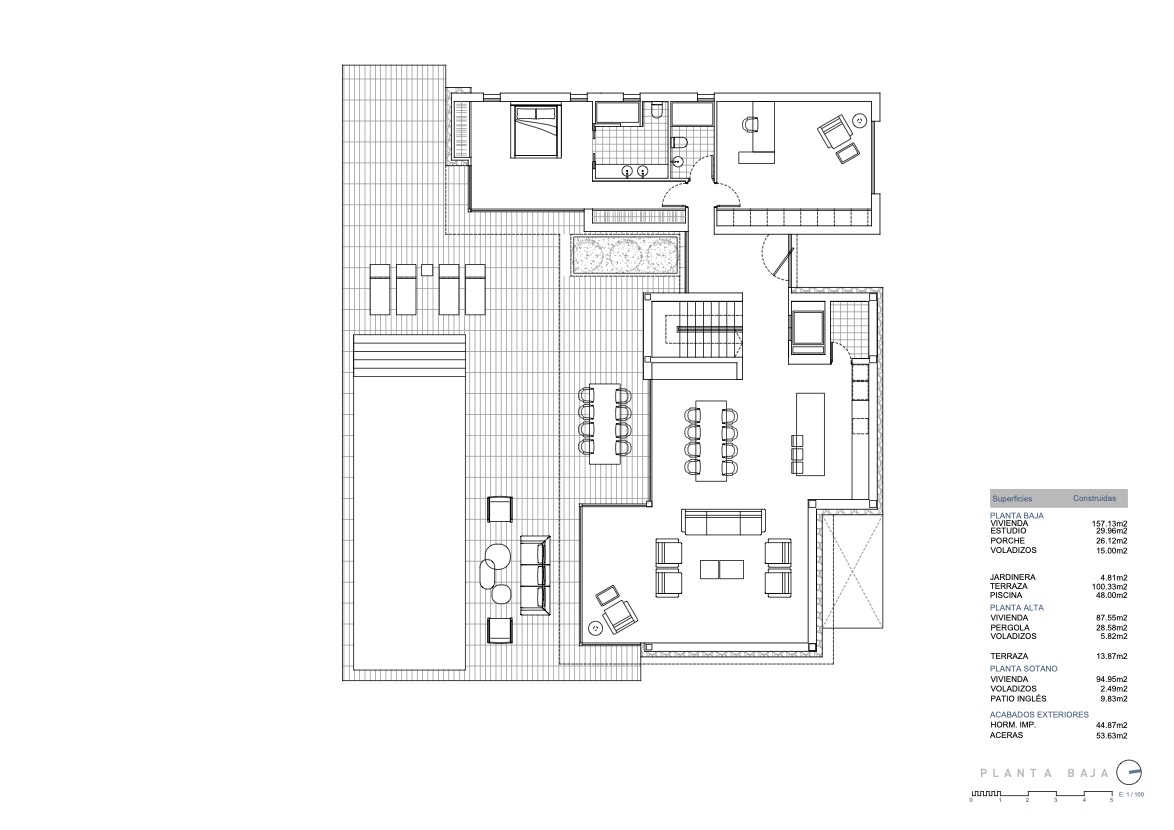 Plano detallado de la planta baja que muestra la distribución diáfana del salón-comedor, cocina con isla, un dormitorio en suite, estudio y amplia terraza con piscina privada.