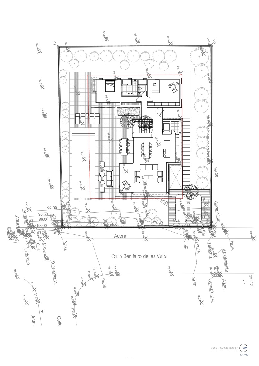 Plano técnico de emplazamiento que detalla la distribución de la villa, la piscina rectangular y las zonas ajardinadas sobre la parcela en Moraira.