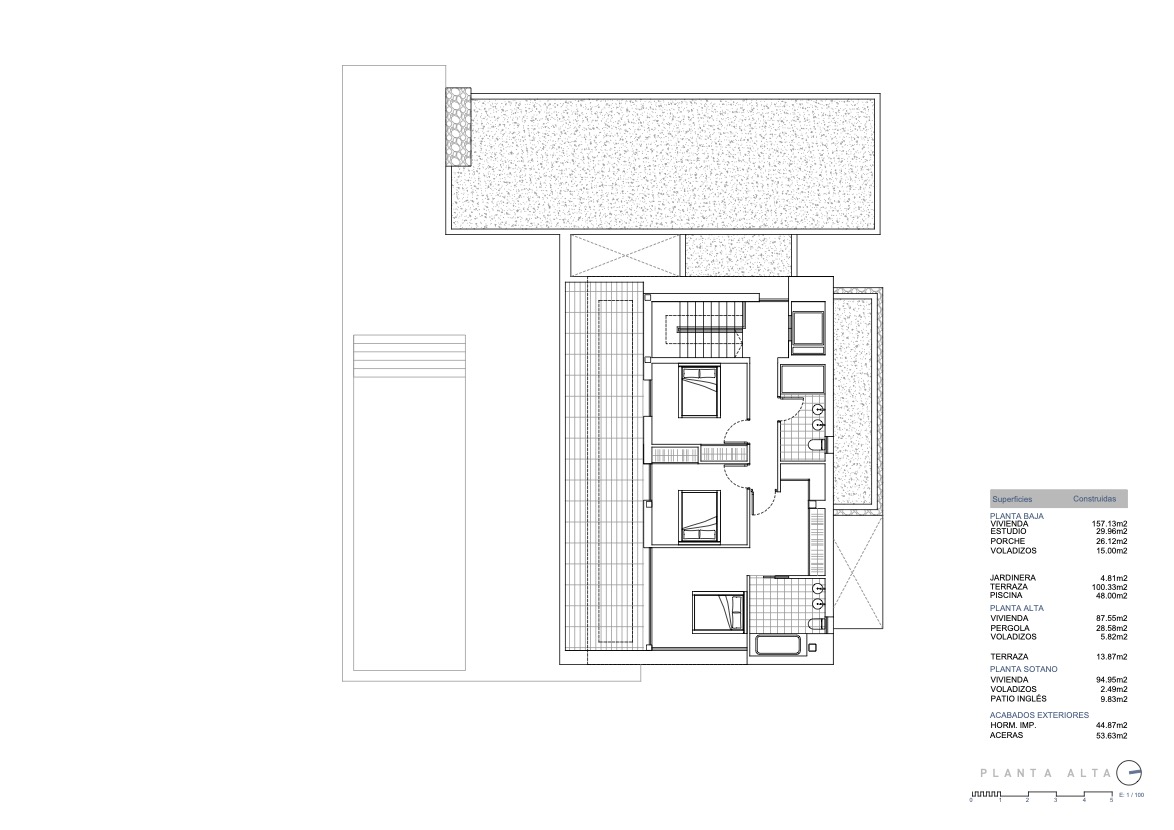 Plano técnico de la planta alta que detalla la distribución de tres dormitorios, dos baños y una amplia terraza perimetral con cuadro de superficies.