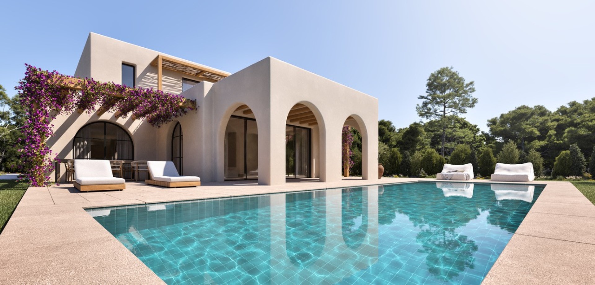 Exterior de villa de lujo con piscina privada, naya de arcos mediterráneos y pérgola de madera con buganvillas bajo el sol de Moraira.