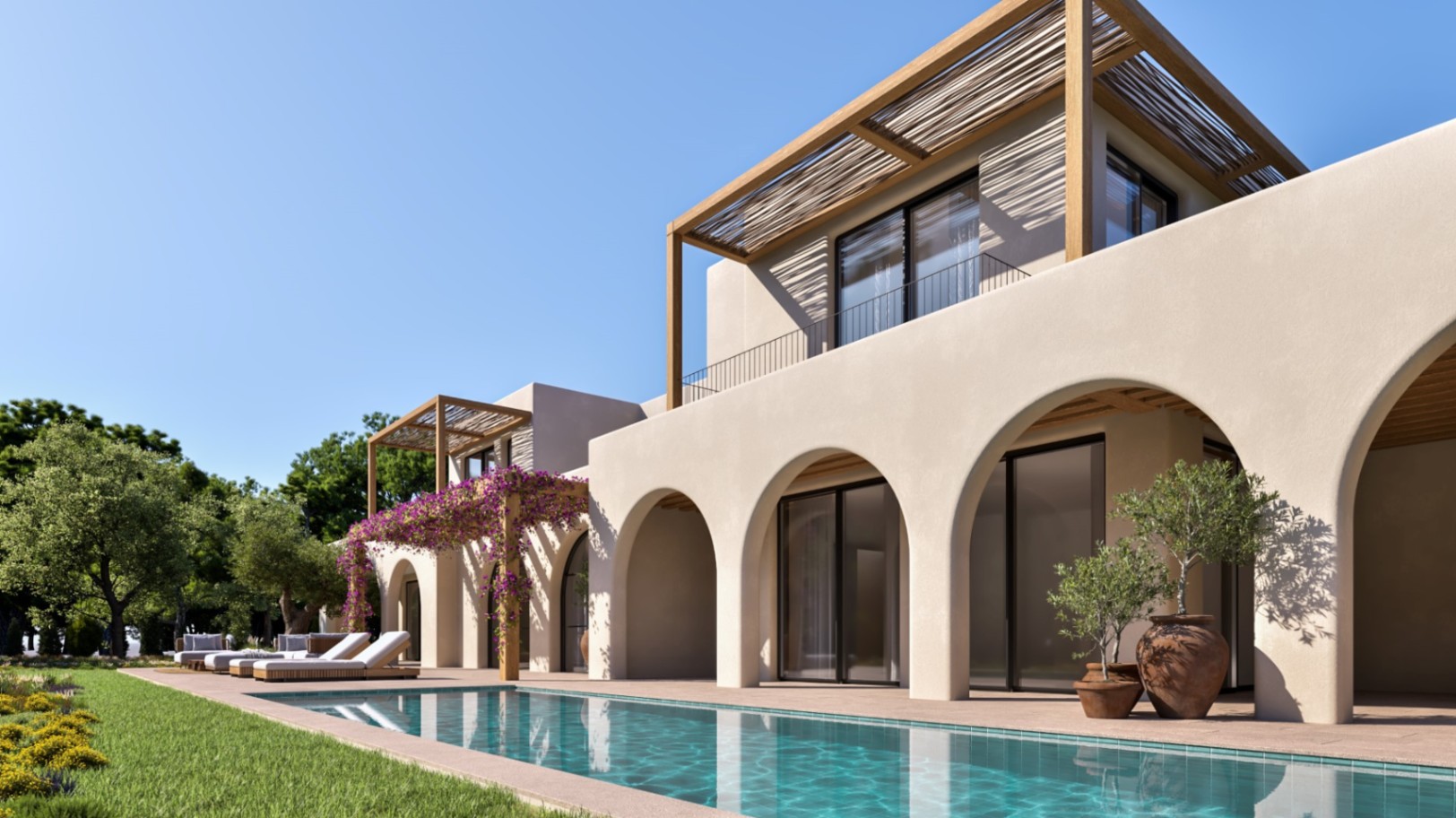 Fachada mediterránea con arcos, piscina alargada y terraza con pérgolas de madera. El jardín incluye olivos en tinajas y buganvillas sobre la estructura.