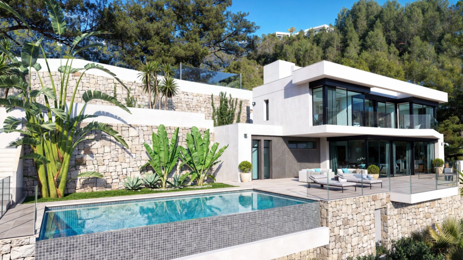 Fachada moderna de líneas blancas con muros de piedra natural, piscina infinity de gresite gris y amplias terrazas rodeadas de vegetación mediterránea.