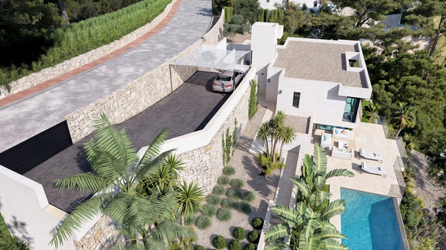 Vista aérea del acceso principal con muros de piedra natural, zona de aparcamiento sombreada y terraza inferior con piscina infinity y jardines mediterráneos.