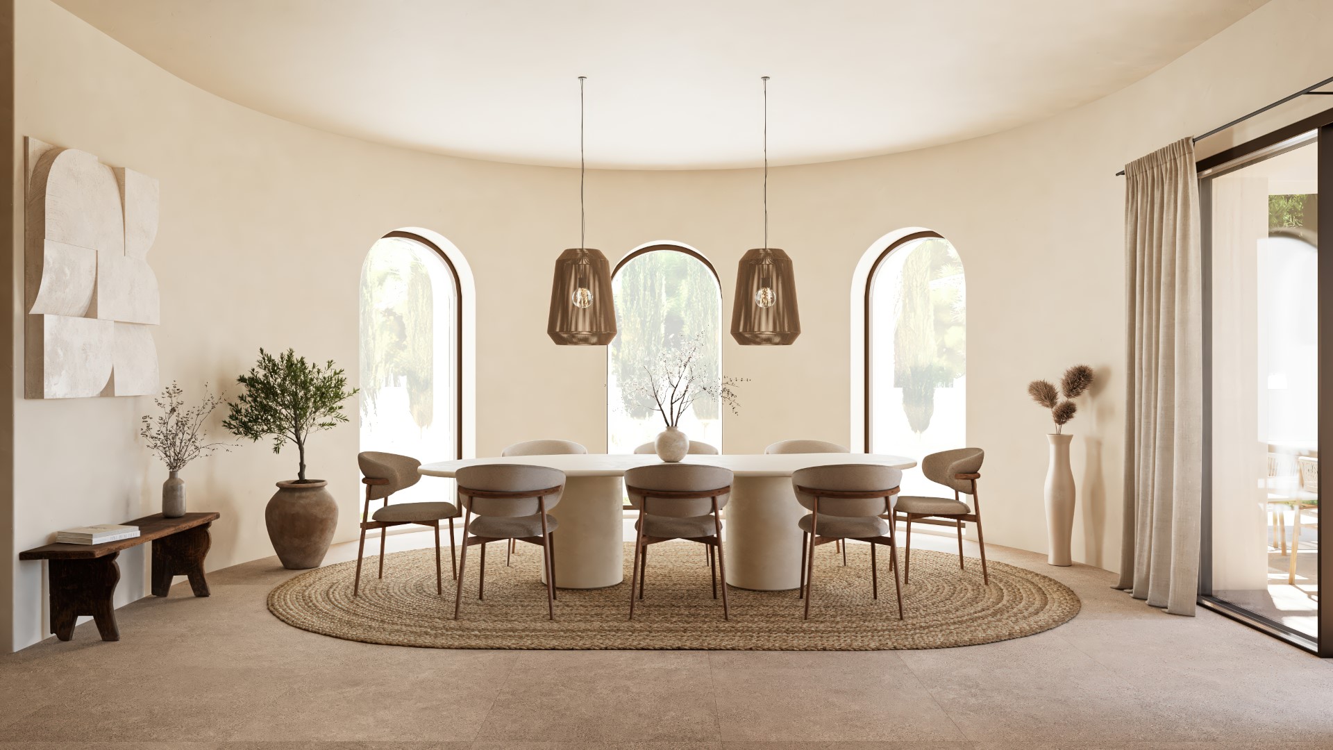 Comedor de diseño orgánico con mesa ovalada, sillas de madera y lámparas de bronce frente a tres ventanales de arco con vistas despejadas al entorno natural.
