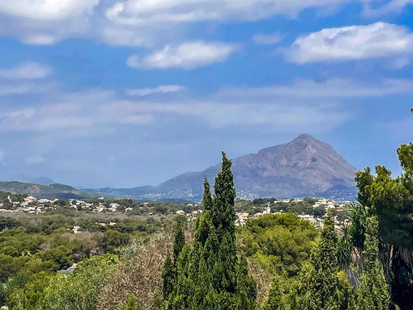 Vistas panorámicas despejadas hacia el macizo del Montgó y el valle, rodeadas de la frondosa vegetación mediterránea característica de Jávea.