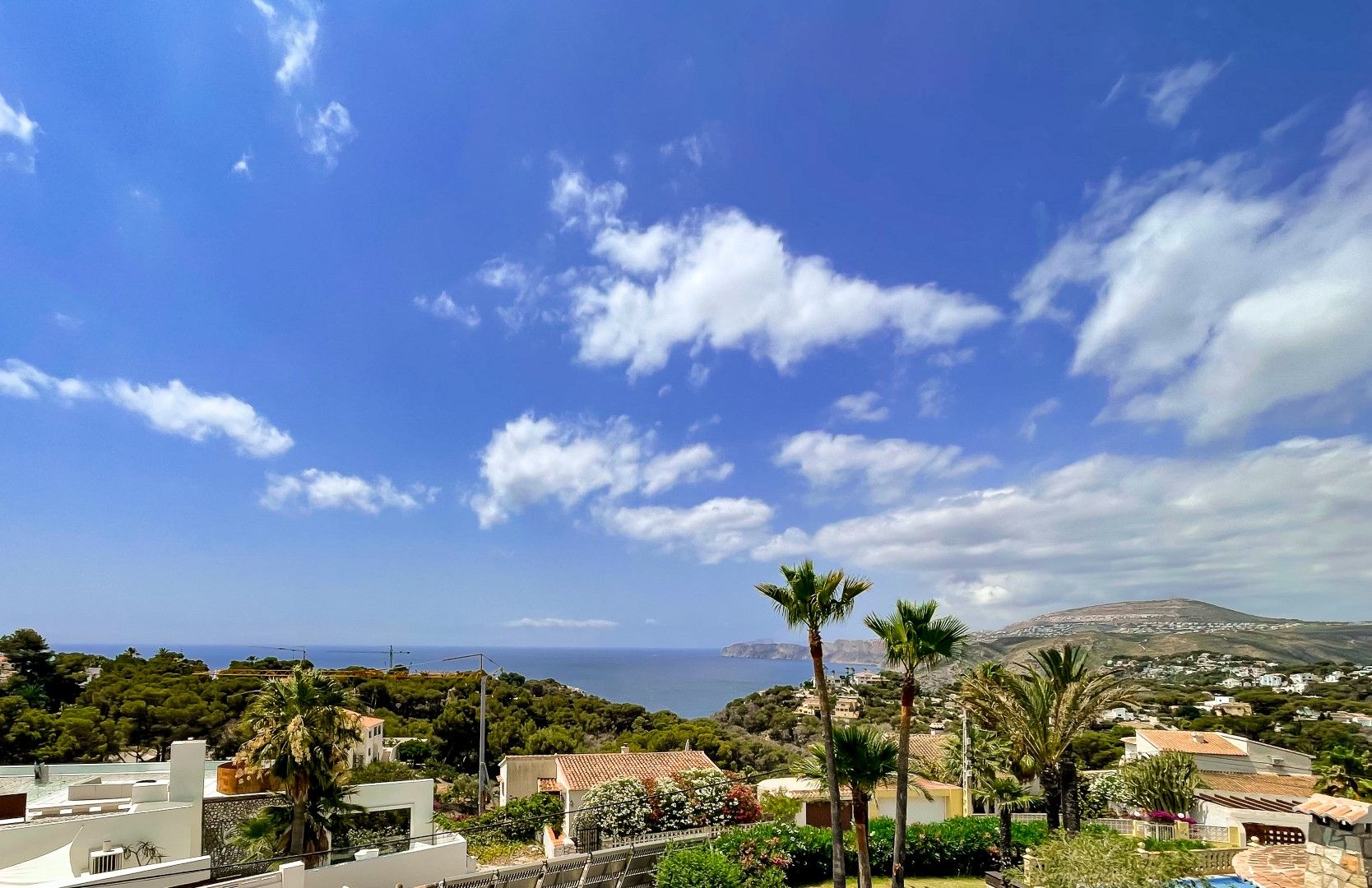 Vistas panorámicas ininterrumpidas al Mar Mediterráneo y al entorno verde de Balcón al Mar, destacando la vegetación autóctona y el horizonte costero de Jávea.