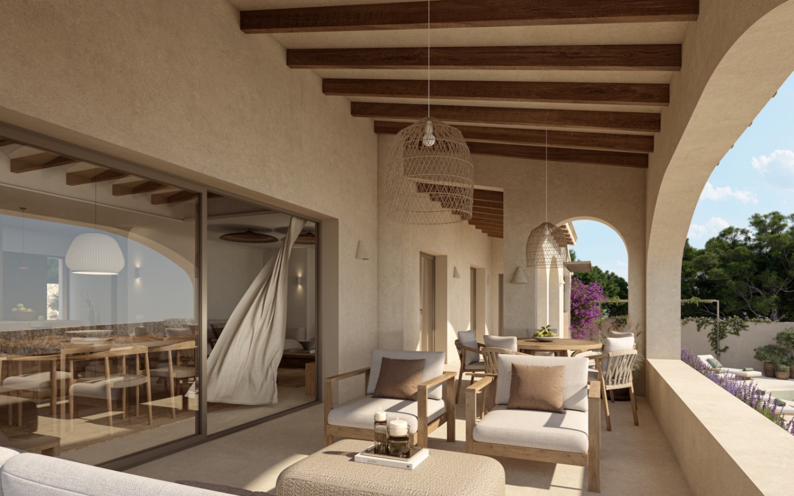 Porche cubierto con vigas de madera vistas, lámparas de mimbre y mobiliario de exterior en tonos neutros, integrado con el interior a través de grandes ventanales.