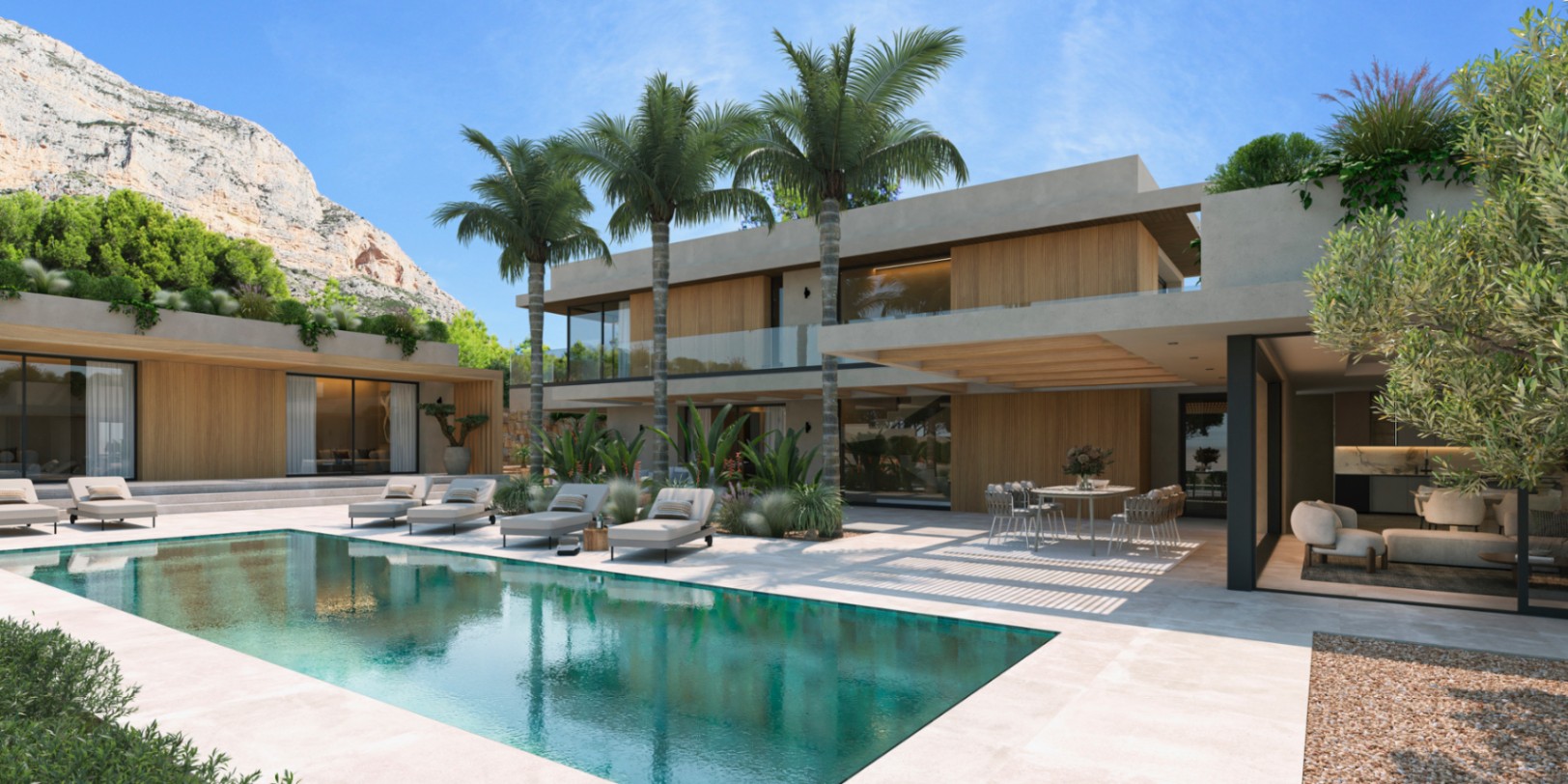Vista exterior de la villa con piscina rectangular, zona de solárium y comedor bajo pérgola. Destacan las fachadas con paneles de madera, grandes ventanales y el macizo del Montgó al fondo.
