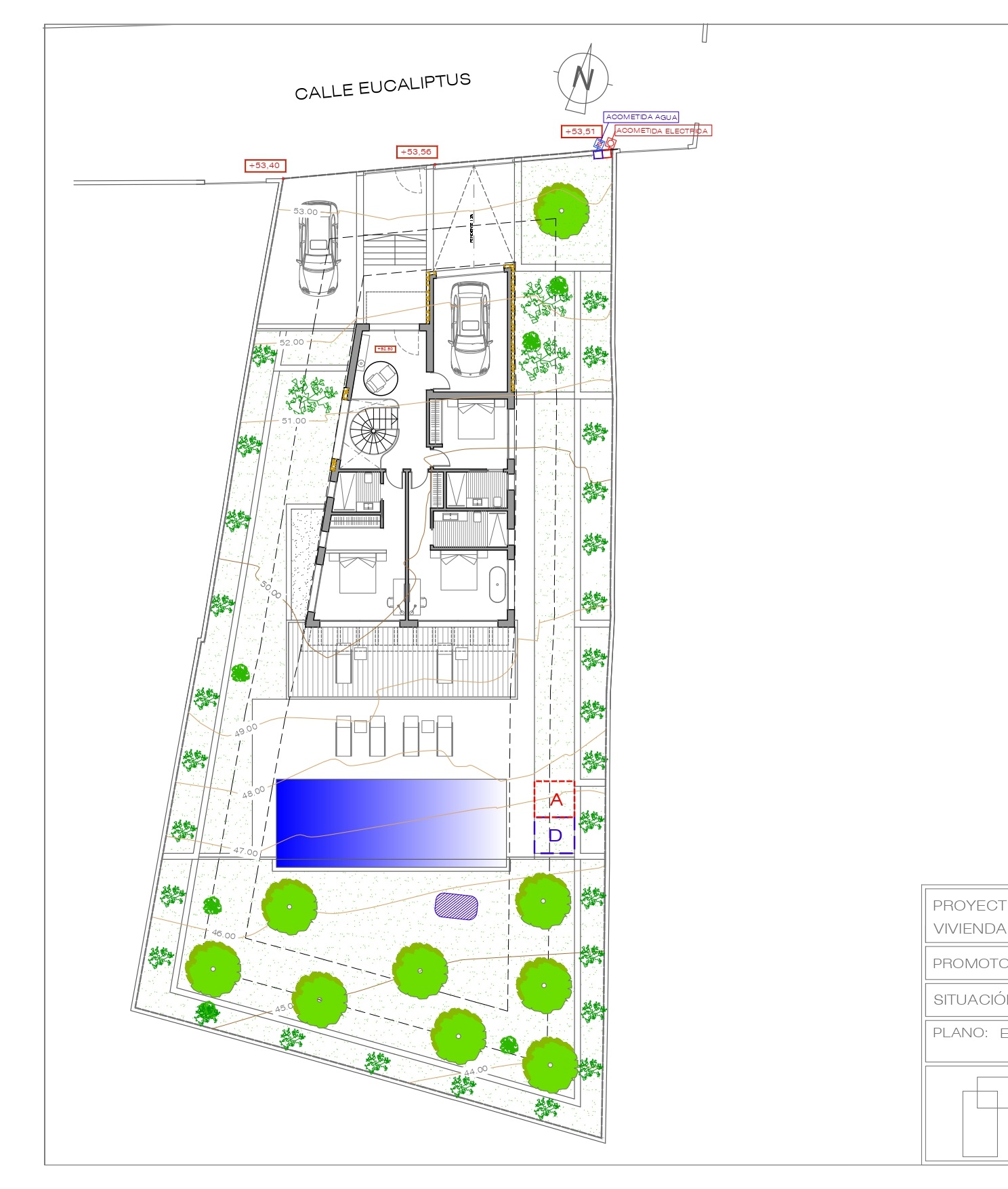 Plano arquitectónico de la propiedad que incluye piscina privada, zonas ajardinadas y aparcamiento integrado en una parcela con desnivel.
