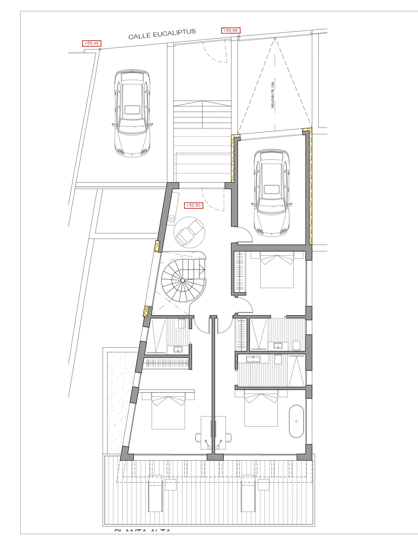 Plano técnico de la planta alta que detalla un garaje, tres dormitorios, escalera de caracol y una extensa terraza exterior con mobiliario de descanso.