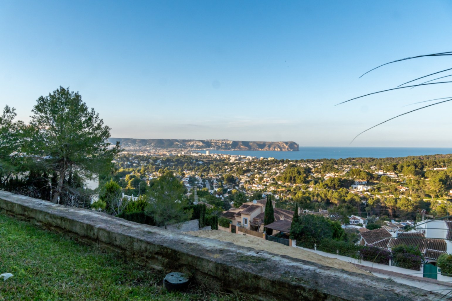 Vistas panorámicas desde la propiedad hacia la bahía de Jávea y el Cabo San Antonio, destacando el entorno natural y la proximidad al mar Mediterráneo.