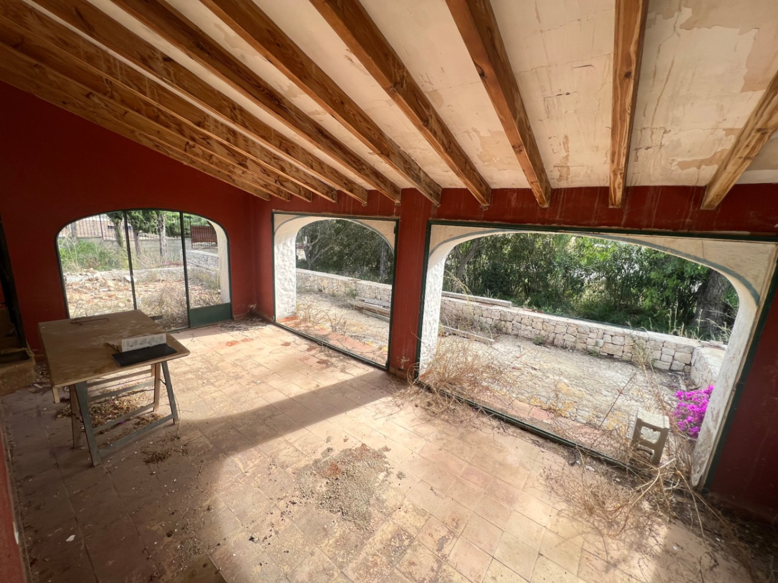Naya tradicional con vigas de madera a la vista, suelos de terracota y amplios arcos con vistas al jardín y muros de piedra natural. Espacio ideal para reforma integral.