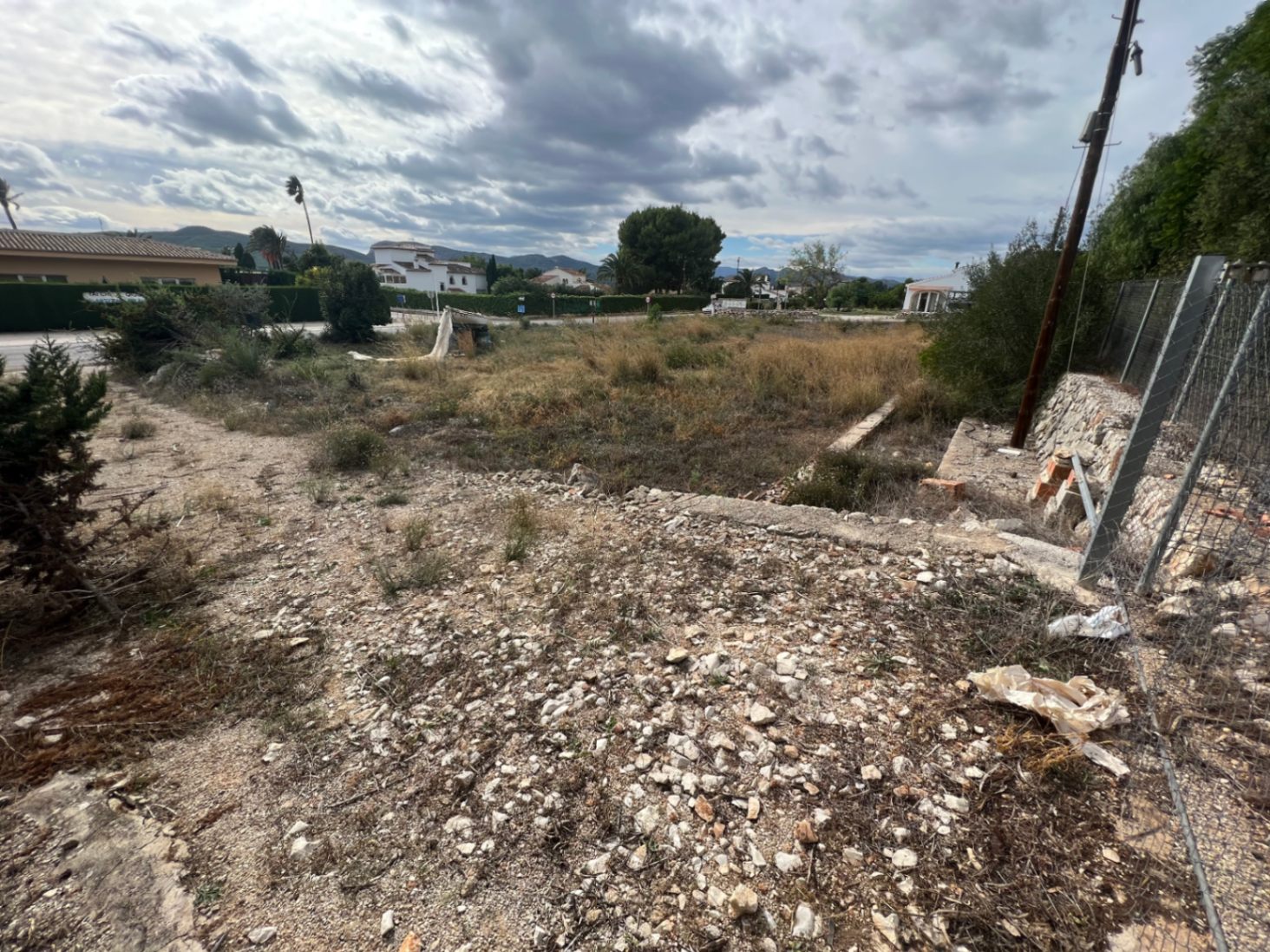 Parcela llana de gran tamaño con vegetación autóctona y vistas a las montañas. El terreno ofrece potencial para ampliación o desarrollo comercial con acceso directo.