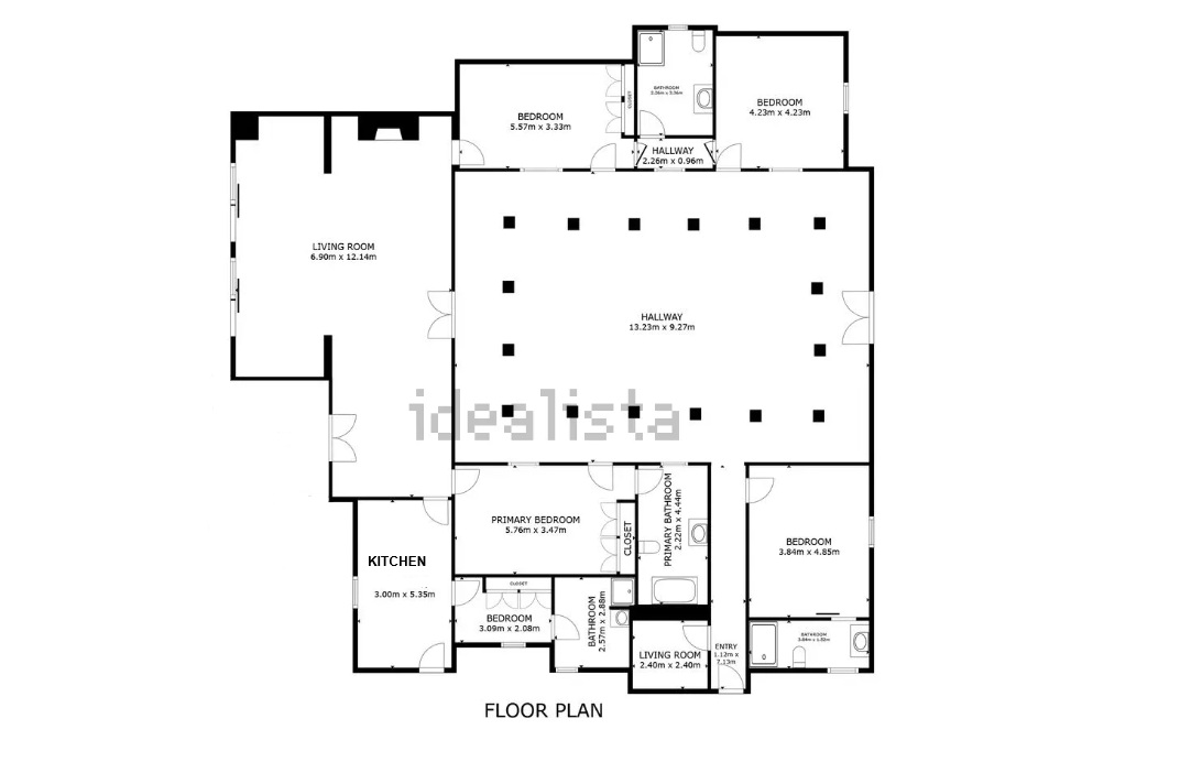 Plano detallado de la vivienda en una sola planta, destacando el gran patio central con columnas, el salón de amplias dimensiones y la distribución de los dormitorios.