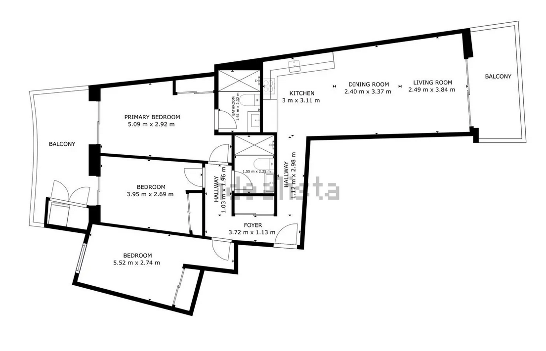 Plano detallado de la vivienda que muestra la distribución de los 3 dormitorios, 2 baños, cocina abierta al salón-comedor y las dos terrazas privadas en extremos opuestos.