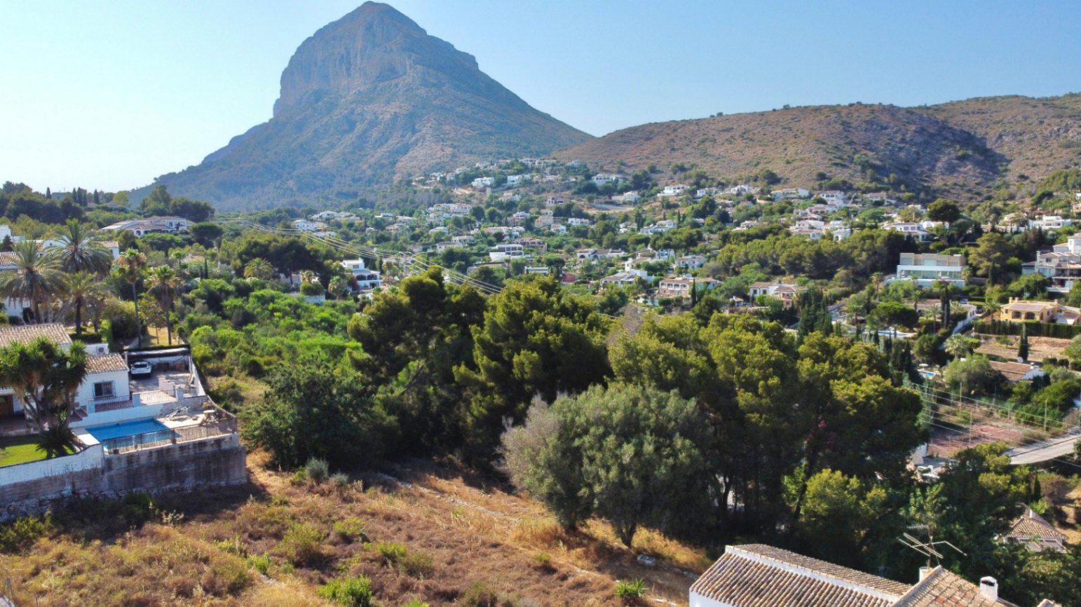 Vista panorámica del macizo del Montgó desde la parcela, rodeada de vegetación mediterránea y zonas residenciales consolidadas en Jávea.