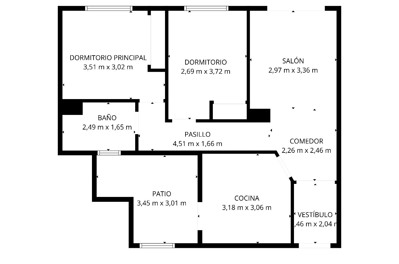 Plano detallado de la vivienda que muestra la distribución de dos dormitorios, salón-comedor, cocina, baño y un patio interior privado con medidas exactas.
