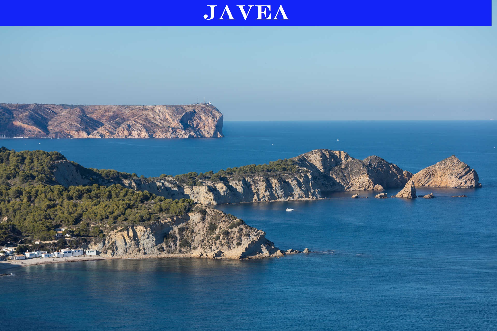 Vista panorámica de los acantilados de Jávea con el Cabo de la Nao al fondo, destacando la costa escarpada y las aguas azules del Mediterráneo.