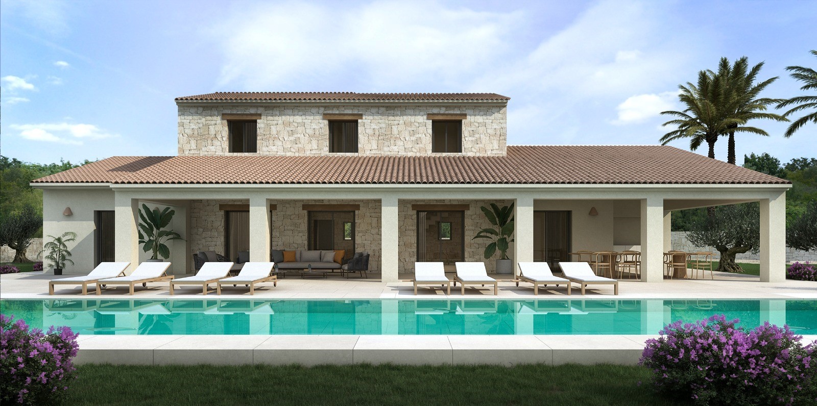 Fachada mediterránea con piscina rectangular, amplia terraza con tumbonas y porche cubierto que combina paredes de piedra natural con vigas de madera.