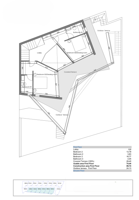 Plano técnico de la primera planta que detalla dos dormitorios con baños en suite, vestidores y una amplia zona de terrazas cubiertas y descubiertas.