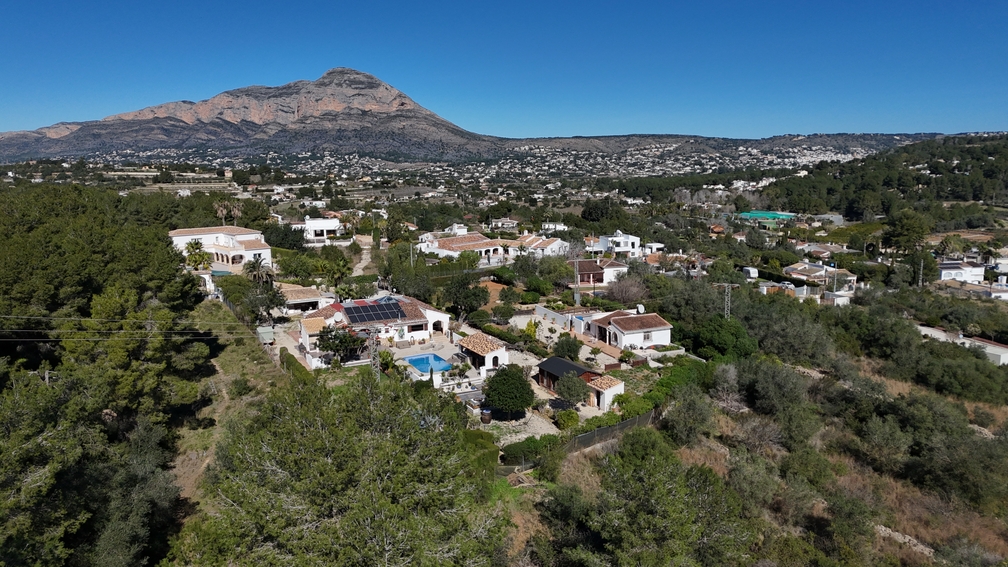 Vista aérea de la finca de 4.600 m² en Jávea, que muestra las dos villas independientes con piscinas privadas y paneles solares frente al Montgó.