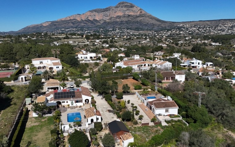 Vista aérea del complejo residencial en Lluca, destacando las dos villas independientes, la instalación de paneles solares y las vistas panorámicas al Montgó.
