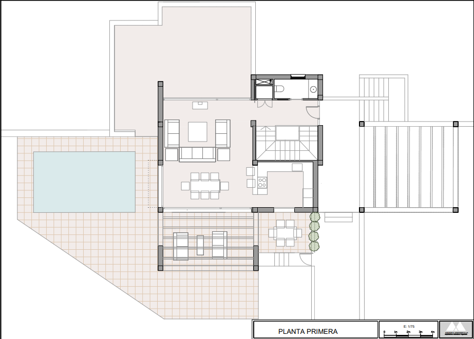 Plano detallado de la planta primera que muestra la distribución del salón-comedor, cocina abierta, baño y la amplia zona exterior con piscina y terrazas.