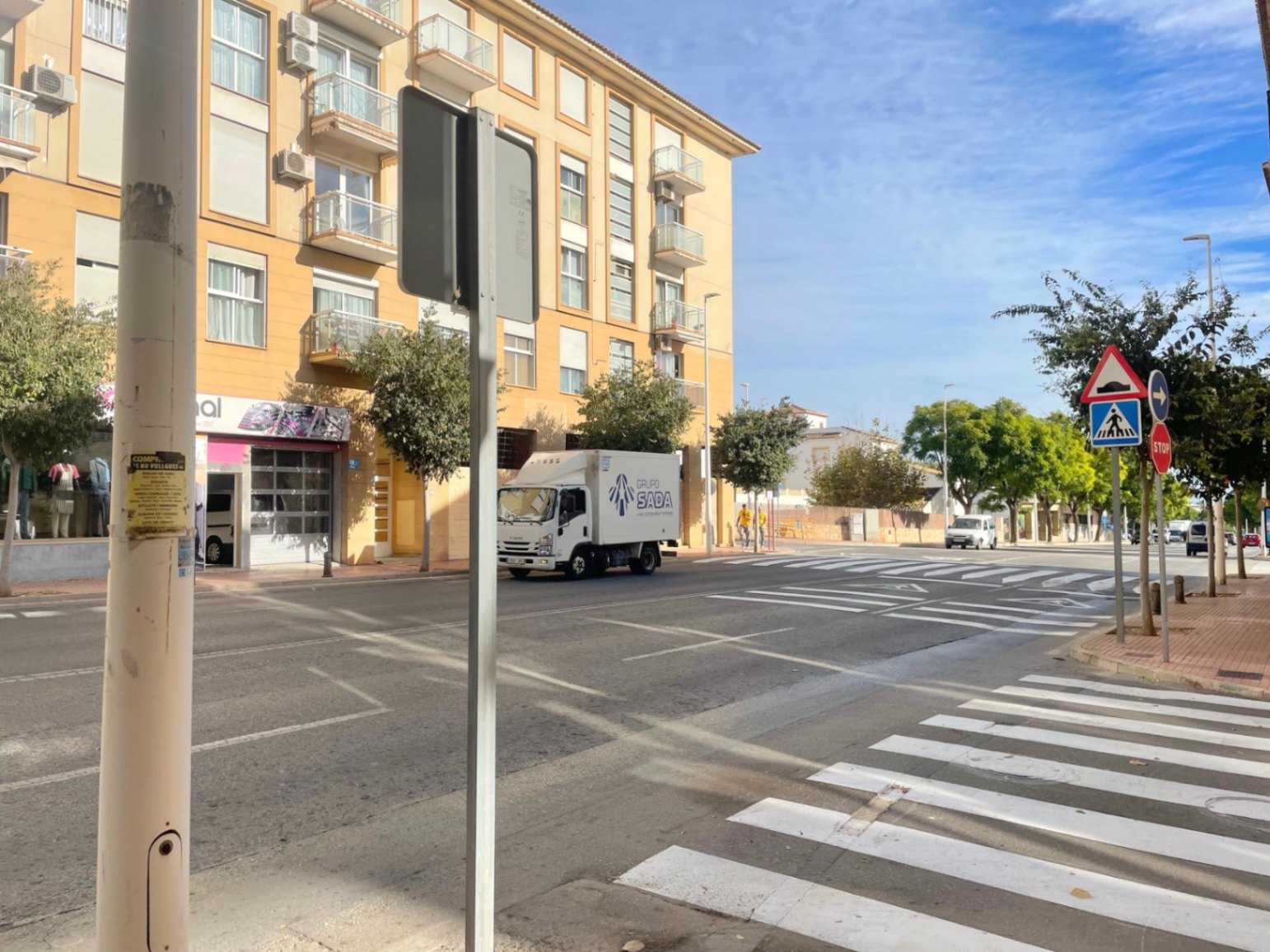 Vista exterior de la Avenida Palmela en Jávea, mostrando el entorno urbano de gran visibilidad y el fácil acceso peatonal frente al edificio comercial.