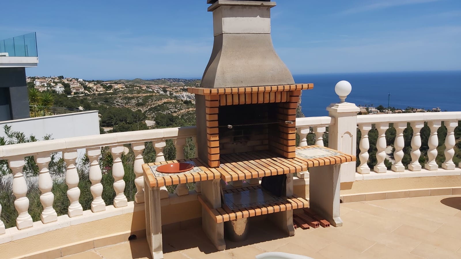 Barbacoa de ladrillo con vistas al mar Mediterráneo desde la terraza en Cumbre del Sol.