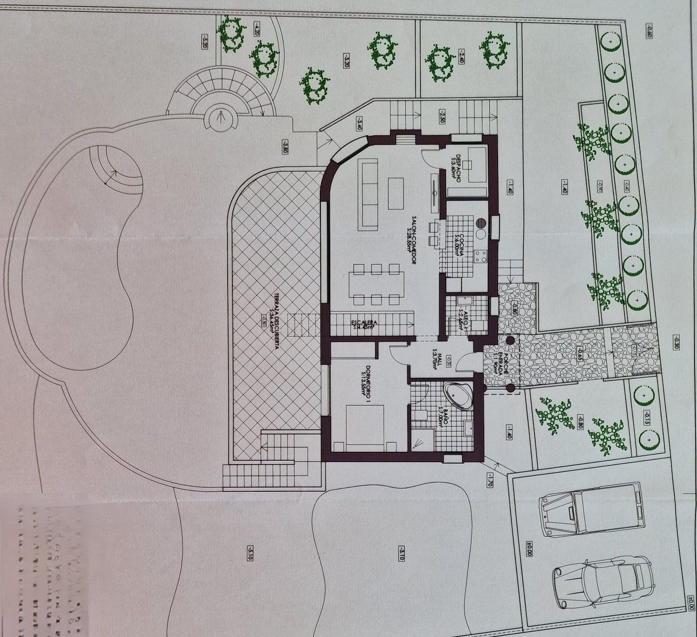 Plano arquitectónico detallado de una villa con piscina, jardín y parking. Distribución interior con salón, cocina y dormitorios.