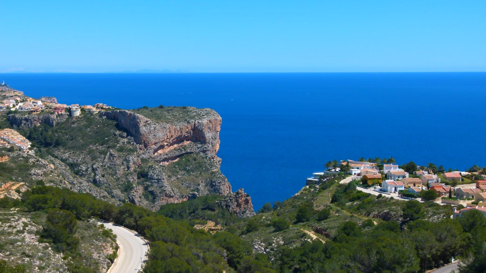 Vista panorámica de Cumbre del Sol, con acantilados rocosos y el mar Mediterráneo al fondo.